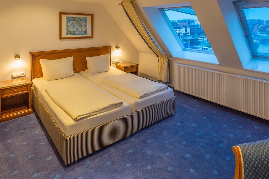 Hotel Am Yachthafen Waren  Kültér fotó