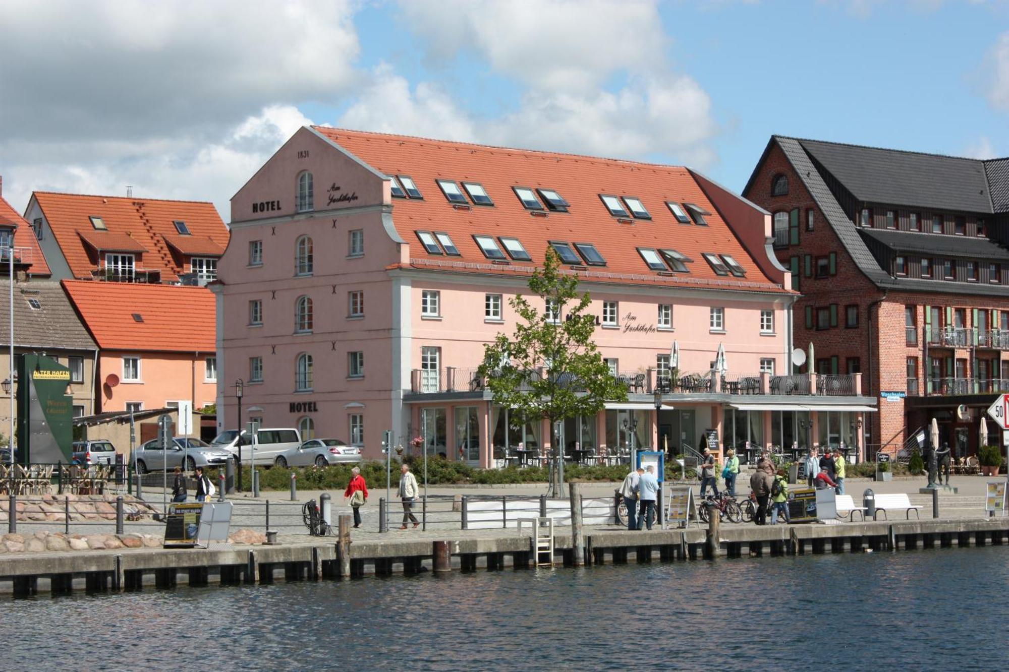 Hotel Am Yachthafen Waren  Kültér fotó