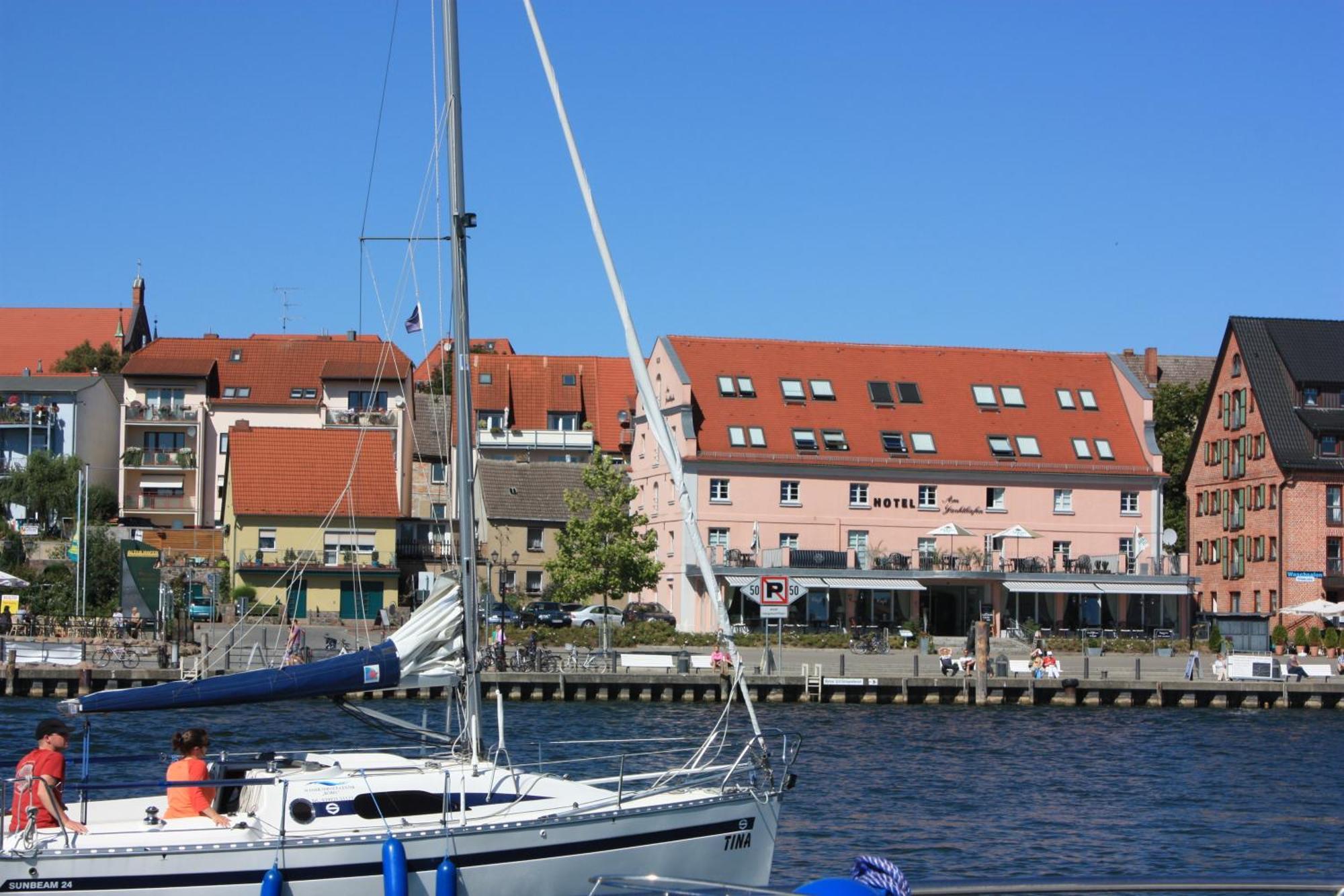 Hotel Am Yachthafen Waren  Kültér fotó