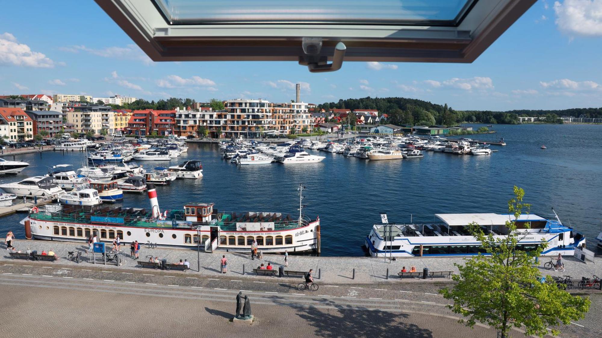 Hotel Am Yachthafen Waren  Kültér fotó